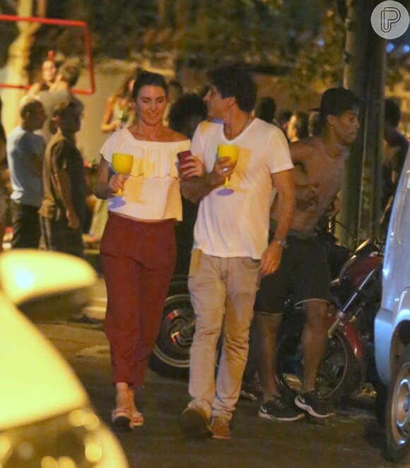 Glenda Kozlowski e o empresário Luis Tepedino são fotografados aos beijos nas ruas do baixo Gávea, zona sul do Rio de Janeiro, na noite desta quarta-feira, 23 de janeiro de 2019