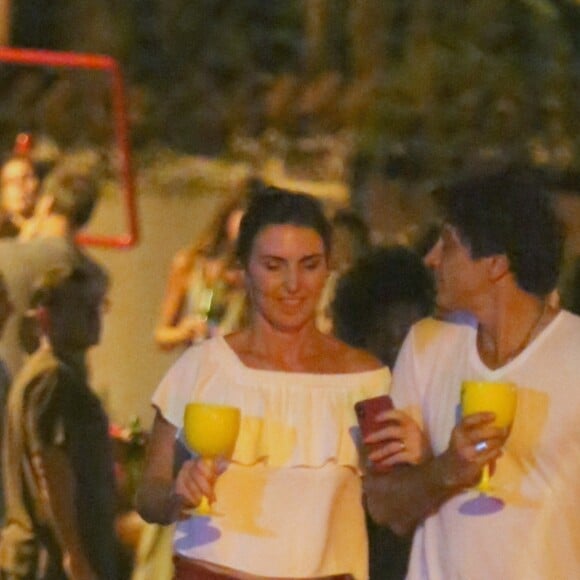 Glenda Kozlowski e o empresário Luis Tepedino são fotografados aos beijos nas ruas do baixo Gávea, zona sul do Rio de Janeiro, na noite desta quarta-feira, 23 de janeiro de 2019