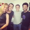 Angélica e Luciano Huck posam com Eduardo Sterblitch e Rafael Queiroga, do espetáculo 'Poderoso Castiga', em 20 de setembro de 2014