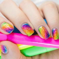 Neon, glitter, unhas metalizadas e mais: 5 trends de nail art para o Carnaval