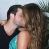 Renata Dominguez trocou beijos no 'Baile da Santinha', neste sábado, 26 de janeiro de 2019