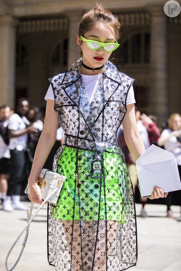 É tendência! Transparência no look da Louis Vuitton + neon