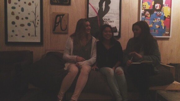 Bruna Marquezine se diverte com a amiga Sasha e posta foto no Instagram