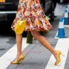 O amarelo também pode aparecer nos sapatos para combinar com vestidos florais no verão
