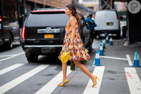 O amarelo também pode aparecer nos sapatos para combinar com vestidos florais no verão