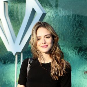 Isabelle Drummond apostou no short amarelo como um ponto de cor no look preto na festa de estreia da novela 'Verão 90'
