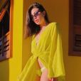 No beachwear: Flávia Pavanelli aposta no biquíni e no kimono amarelo no look praia