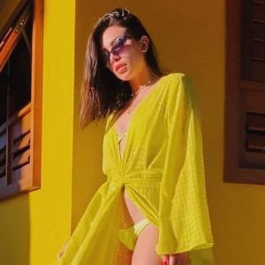 No beachwear: Flávia Pavanelli aposta no biquíni e no kimono amarelo no look praia