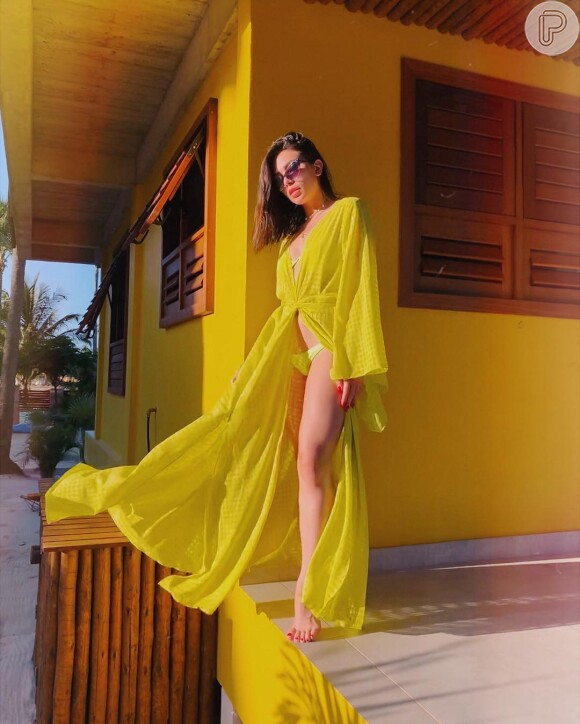 No beachwear: Flávia Pavanelli aposta no biquíni e no kimono amarelo no look praia