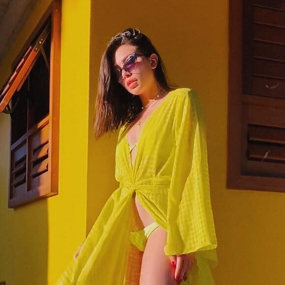 No beachwear: Flávia Pavanelli aposta no biquíni e no kimono amarelo no look praia