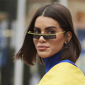 O amarelo pode aparecer no look mas também nos acessórios, como no detalhe do óculos de sol