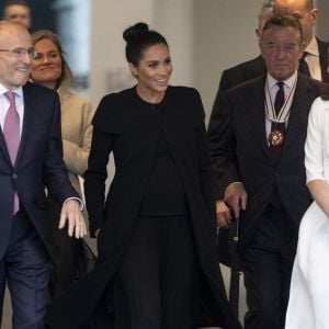 Givenchy reciclado e clutch free: o look de Meghan Markle em visita à associação nesta quinta-feira, dia 31 de janeiro de 2019