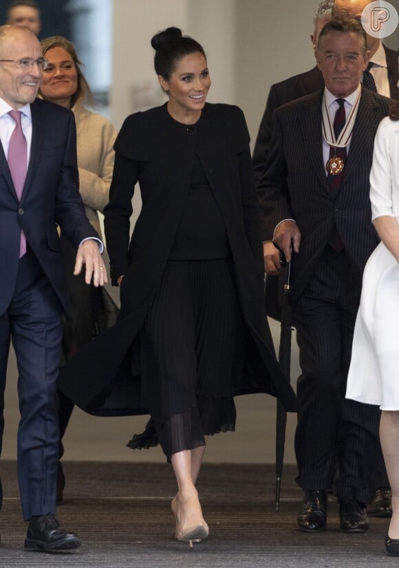 Givenchy reciclado e clutch free: o look de Meghan Markle em visita à associação nesta quinta-feira, dia 31 de janeiro de 2019