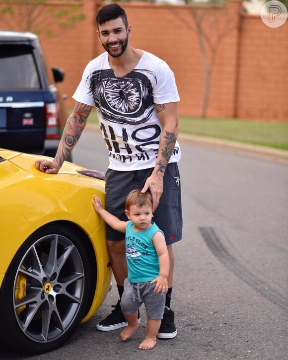 Gusttavo Lima posou com o filho Gabriel, de 1 ano, em carro de luxo