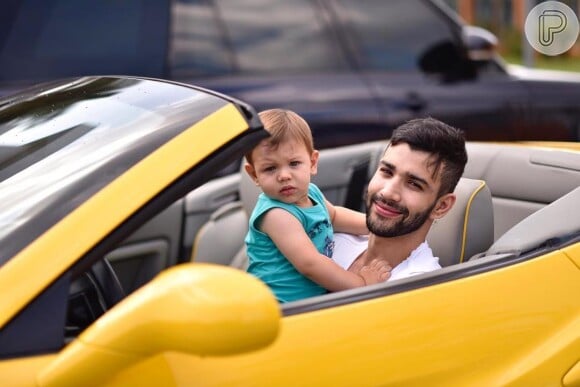 Gusttavo Lima postou foto com filho Gabriel ao lado de uma Ferrari