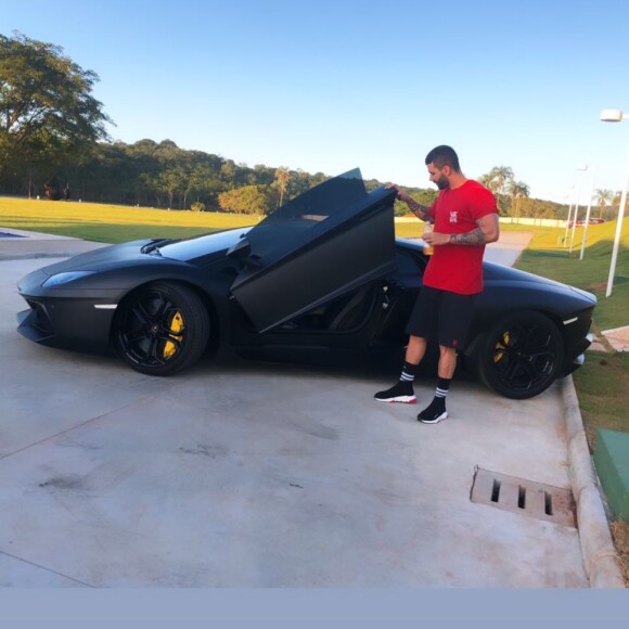 Todo orgulhoso, Gusttavo Lima exibiu sua Lamborghini Aventador