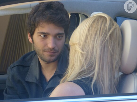 Patricinha Megan (Isabelle Drummond) sairá furiosa de carro após brigar com o namorado Davi (Humberto Carrão)