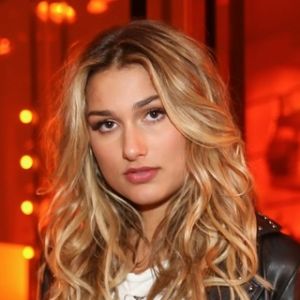 Sasha Meneghel desenhou a palavra 'luz' na palma da mão