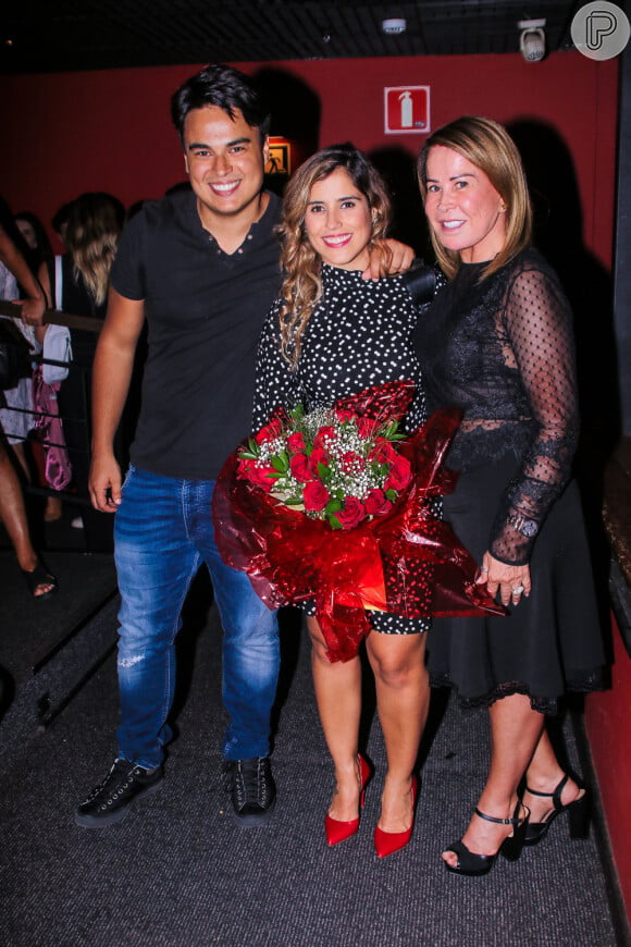 Camilla Camargo já tinha recebido a mãe, Zilu, e o irmão, Igor, na estreia do espetáculo "Divórcio".