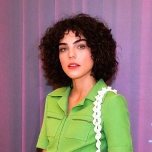 Julia Konrad exibe franja no cabelo cacheado para um visual retrô