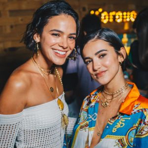 Bruna Marquezine tem noite de doces e comida japonesa com Manu Gavassi e mais amigos