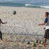 Isis Valverde joga futevôlei em praia do Rio