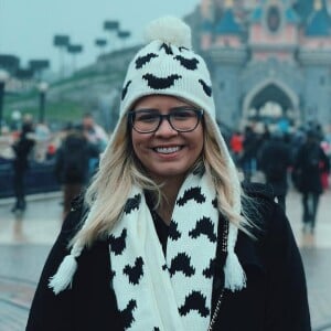 Em Paris, Marília Mendonça usou gorro e cachecol personalizados do Mickey