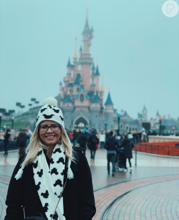 Em Paris, Marília Mendonça usou gorro e cachecol personalizados do Mickey