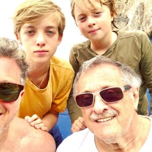 Luciano Huck confunde fãs com montagem de foto sua na infância: 'Filho lindo'