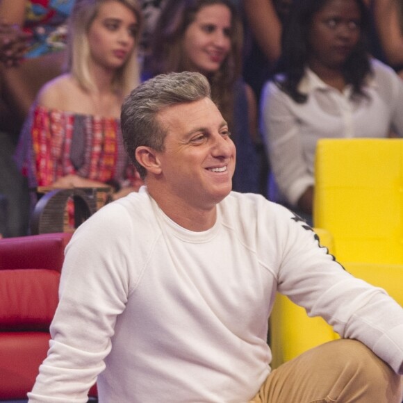 Luciano Huck confunde fãs com montagem de foto sua na infância: 'Filho lindo'