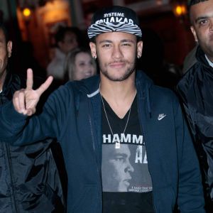 Neymar é criticado por festanças enquanto machucado