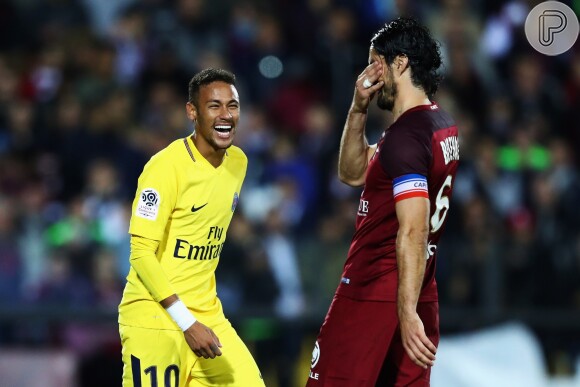 Neymar divide opiniões por resposta ao ex-jogador Neto