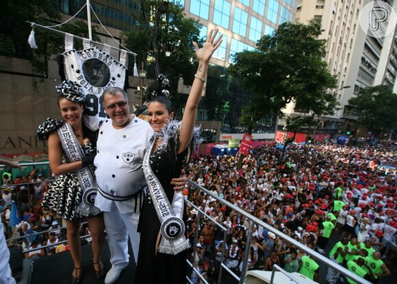 Leandra posa com Maria Rita durante desfile do Cordão da Bola Preta, no Centro do Rio