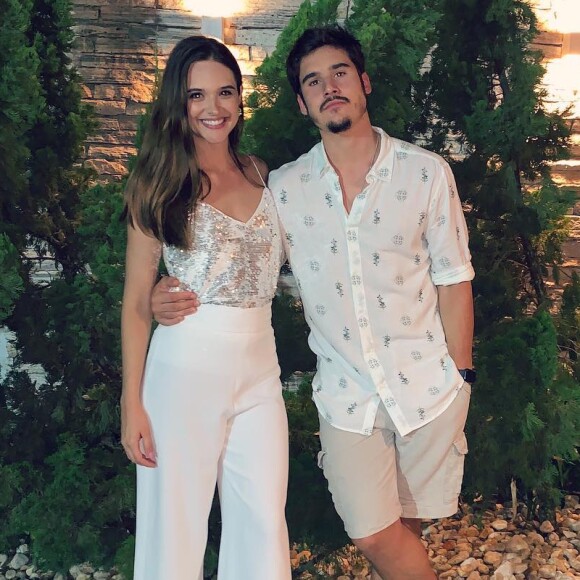 Juliana Paiva e Nicolas Prattes negaram namoro antes de serem flagrados aos beijos no show do Tribalistas, em agosto de 2018