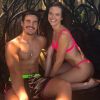 Juliana Paiva e Nicolas Prattes usaram look neon em Fernando de Noronha nesta quinta-feira, 7 de fevereiro de 2019