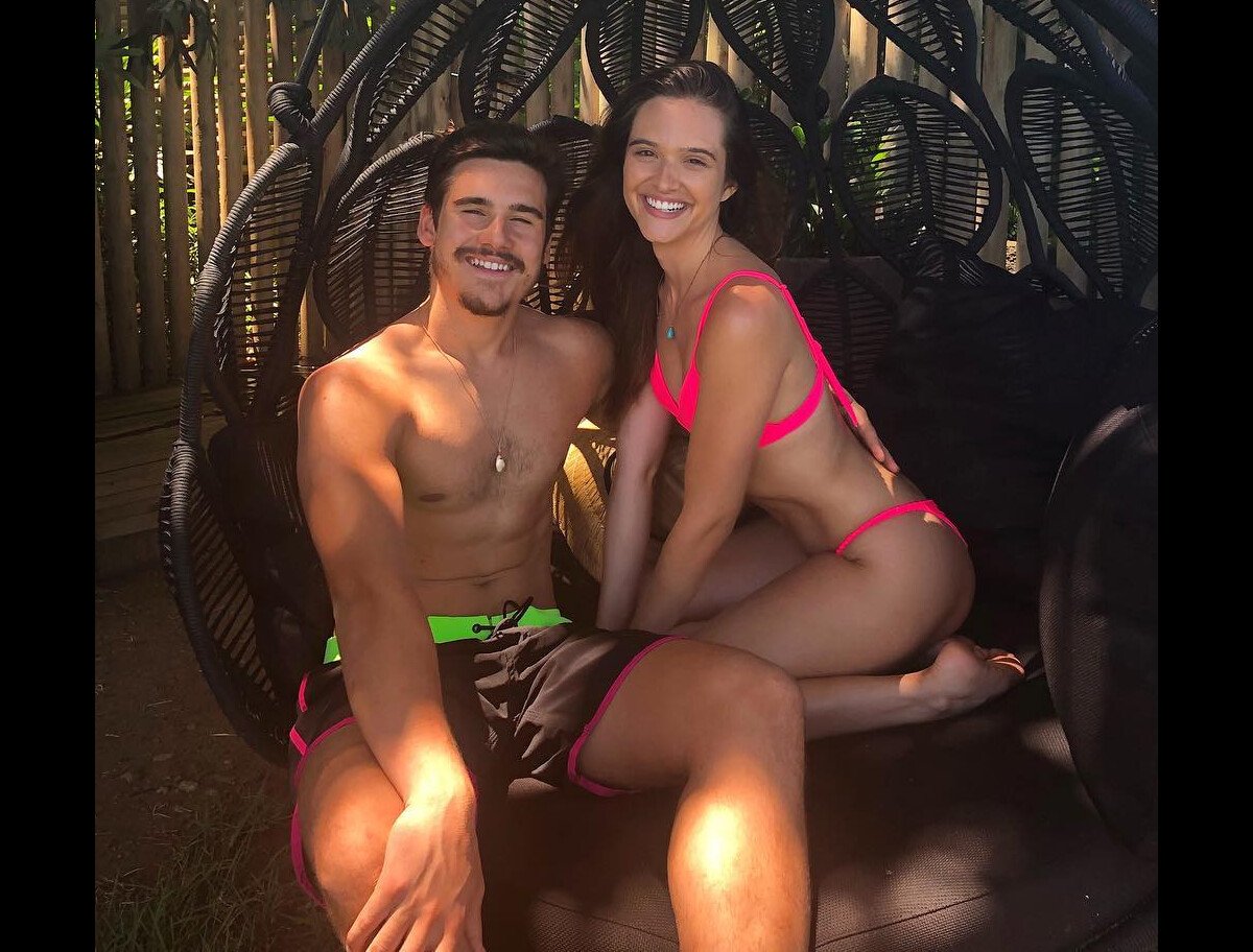 Casal neon! Juliana Paiva e Nicolas Prattes usam tons fluorescentes em  Noronha - Purepeople