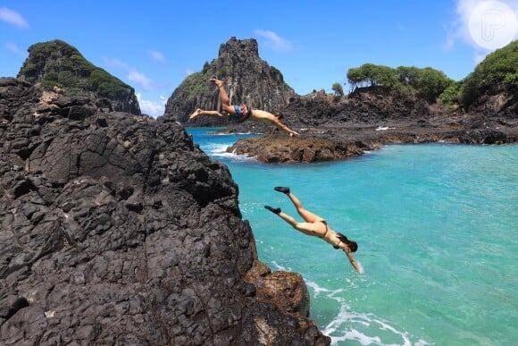 Juliana Paiva e Nicolas Prattes estão aproveitando as férias em arquipélago pernambucano