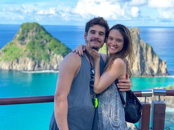 Juliana Paiva e Nicolas Prattes estão curtindo férias em Fernando de Noronha
