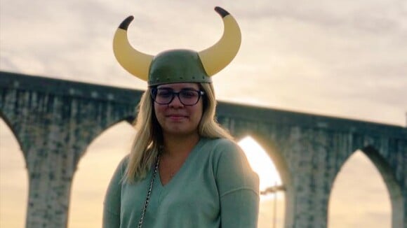 Marília Mendonça usa chapéu inusitado e se diverte: 'Chifre foi feito pra nós'