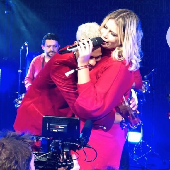 Marília Mendonça cantou abraçada ao jogador, que chorou com a presença da artista