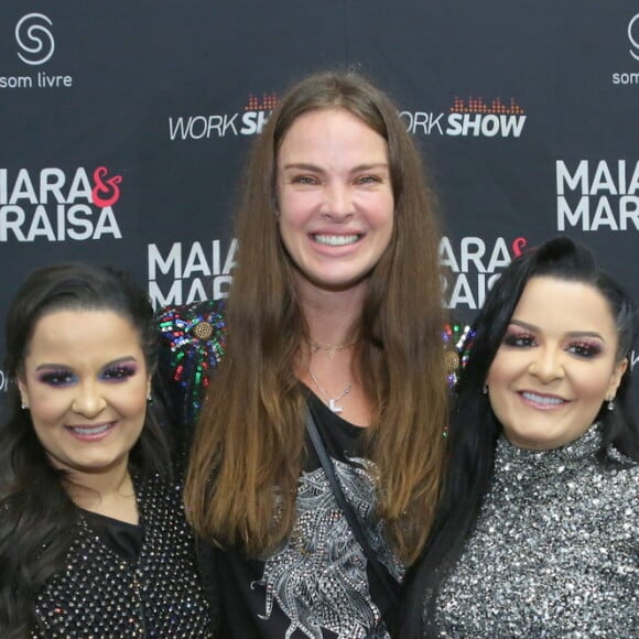 Maiara e Maraisa posam com a atriz Leticia Birkheuer