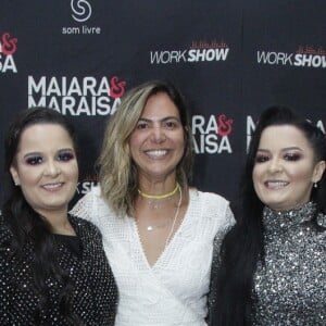 Maiara e Maraisa posam com Carol Sampaio nos bastidorees do evento