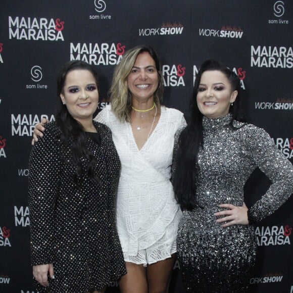 Maiara e Maraisa posam com Carol Sampaio nos bastidorees do evento