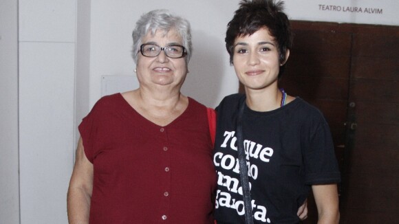 Show em família! Nanda Costa e avó prestigiam espetáculo de Lan Lanh no Rio