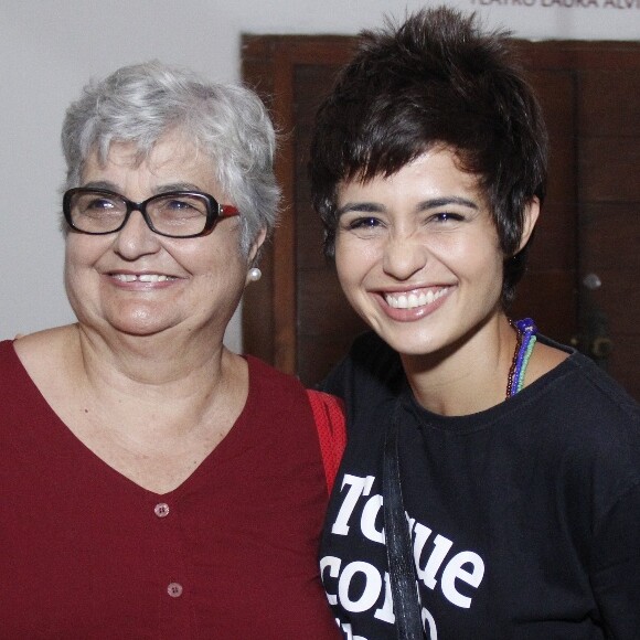 Nanda Costa se diverte com a avó Maria Inês nos bastidores do show de Lan Lanh