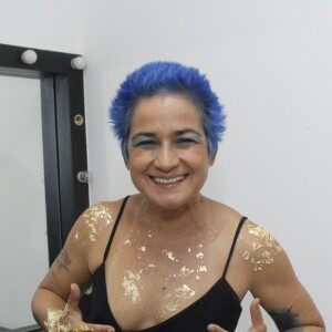 Lan Lanh fez show com tinta dourada espalhada por seu corpo