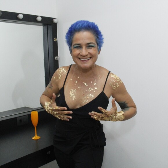 Lan Lanh fez show com tinta dourada espalhada por seu corpo