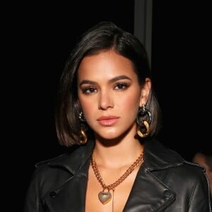 Para o segundo dia na NYFW, Bruna Marquezine escolheu um vestido de tecido metalizado e jaqueta preta