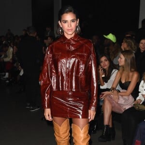 Na terça (12), Bruna Marquezine escolheu um conjunto de vinil vinho e botas overknee para a NYFW