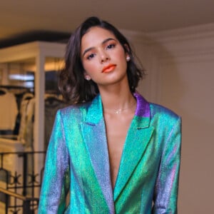 Bruna Marquezine, em evento recente no Brasil, aderiu à trend do holográfico em look